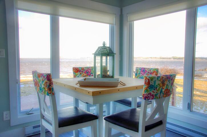 Seaside Landing/ Oceanfront cottage gallery image 5