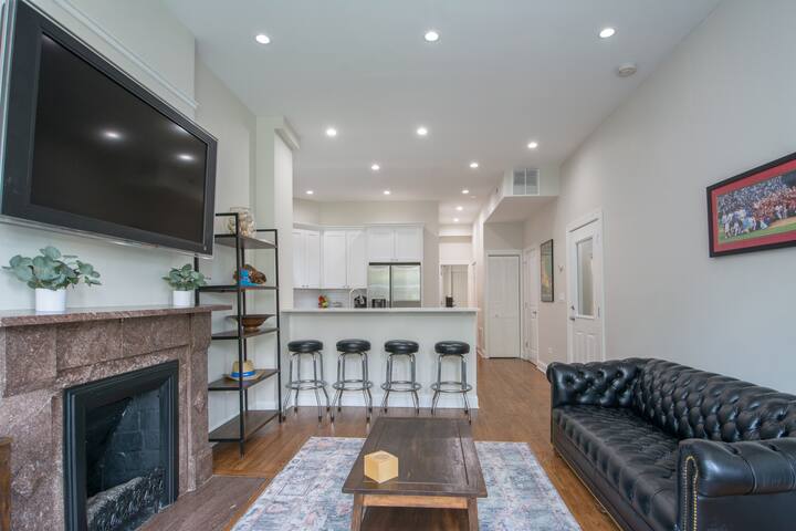 Wrigleyville 2 bed 2 bath + Office Newly Rehabbed