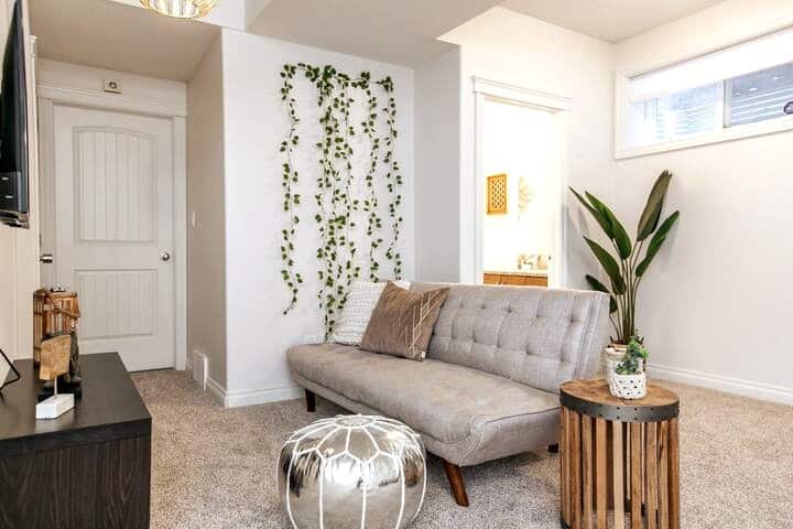 يستمر موضوع بالي المستوحى من الحياة في منطقة المعيشة الثانوية مع النباتات والميزات الخشبية والإضاءة الجميلة. 