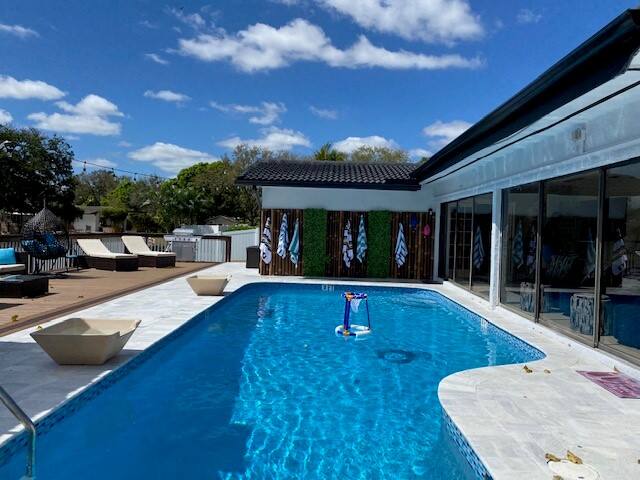 Amazing 3Bd Home Private Heated-Pool. Fence Yard gallery image 2