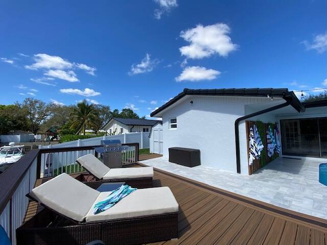 Amazing 3Bd Home Private Heated-Pool. Fence Yard gallery image 3