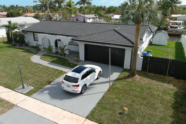 Amazing 3Bd Home Private Heated-Pool. Fence Yard gallery image 4