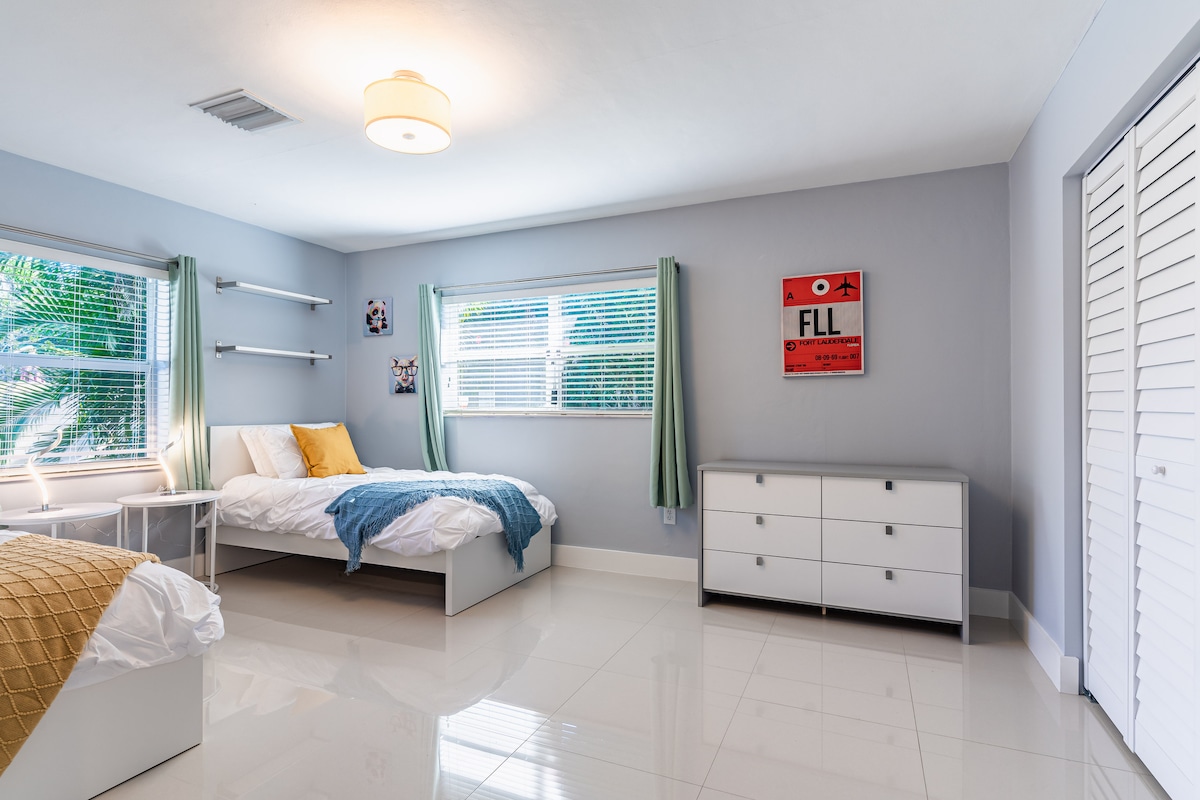 „მსუბუქი და კომფორტული ორადგილიანი საძინებელი, რომელიც გამოირჩევა თანამედროვე დეკორით, სათავსოების გონივრული სისტემითა და ფორტ‑ლოდერდეილისთვის დამახასიათებელი სტილით. იდეალურია ოჯახებისთვის, მეგობრებისთვის ან მარტო მოგზაურებისთვის. აქ იწყება თქვენი დასასვენებელი კომფორტის ზონა!“