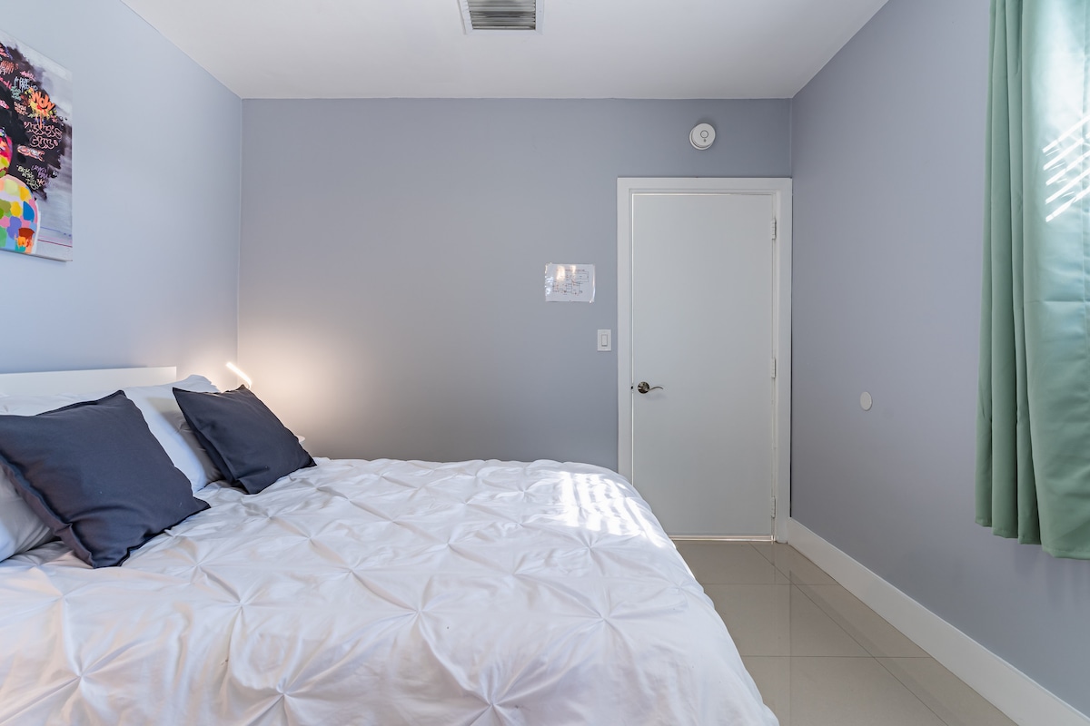 „კომფორტულად მოეწყვეთ ამ სტილიზებულ საძინებელში, რომელსაც აქვს რბილი თეთრეული, ბუნებრივი განათება და თანამედროვე დეკორი. ის იდეალურია როგორც წყვილებისთვის, ისე მარტო მოგზაურებისა თუ დისტანციურად მომუშავე ადამიანებისთვის“. თქვენი მშვიდი დასვენება იწყება აქ!“