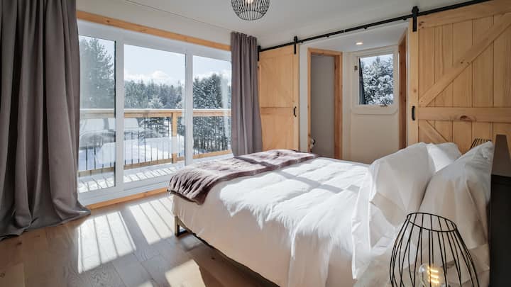 chambre avec accès balcon à l'étage