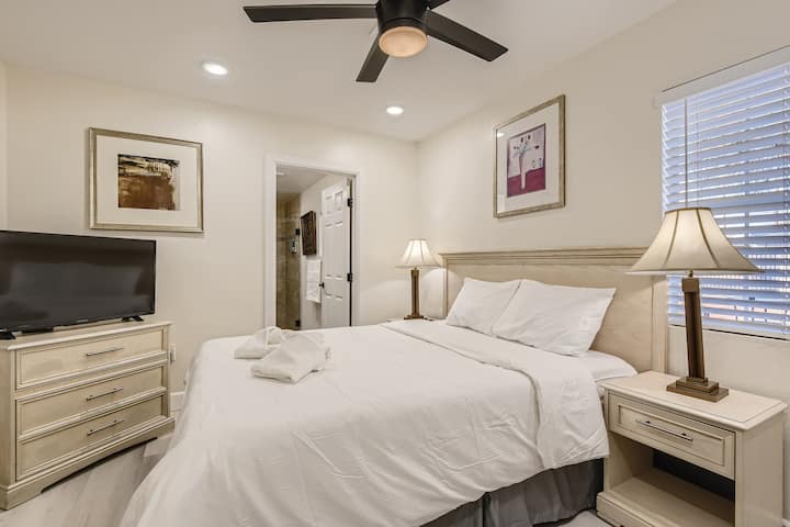 Segundo dormitorio con cómoda cama tamaño queen con baño privado adjunto