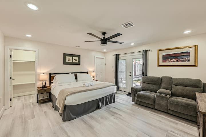 Dormitorio principal 
con un gran vestidor y amor siéntate
Televisión y acceso privado al patio trasero y jacuzzi 

Persianas de seguridad oscuras para dormir mejor