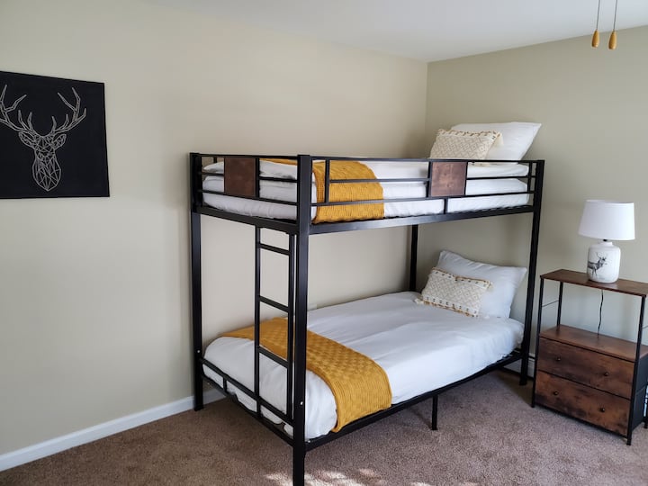 เตียงสองชั้นในห้องนอนคู่