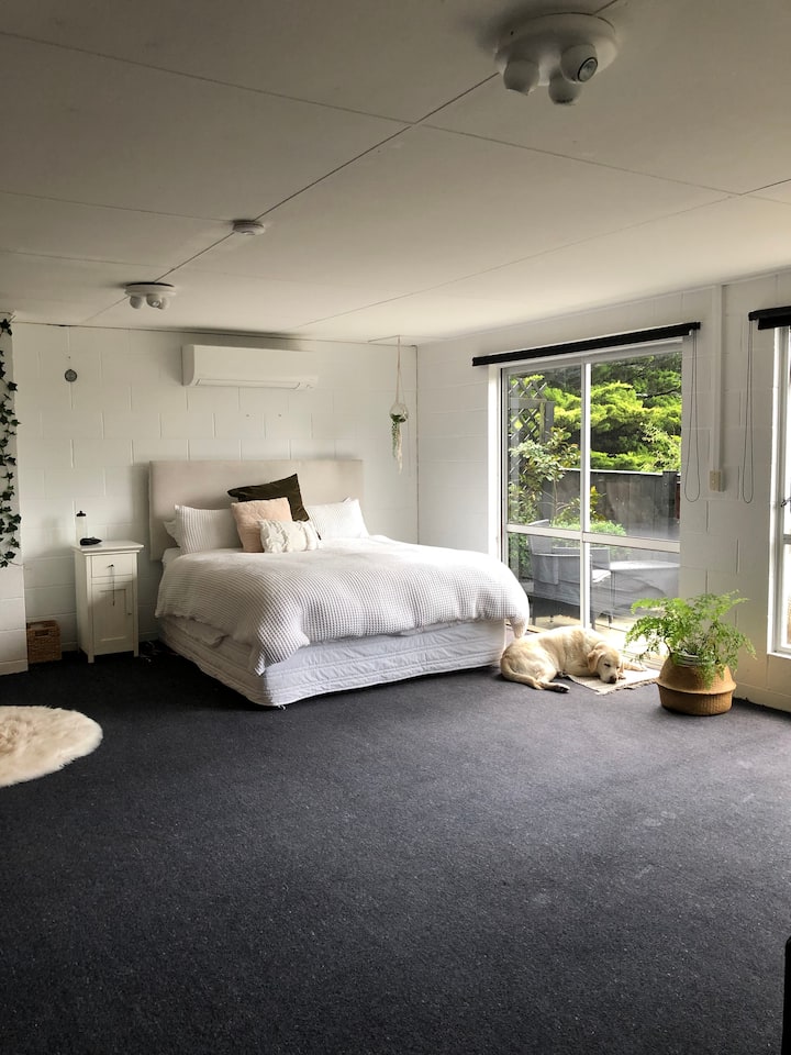 Dormitorio tamaño king en la planta baja  con baño privado 