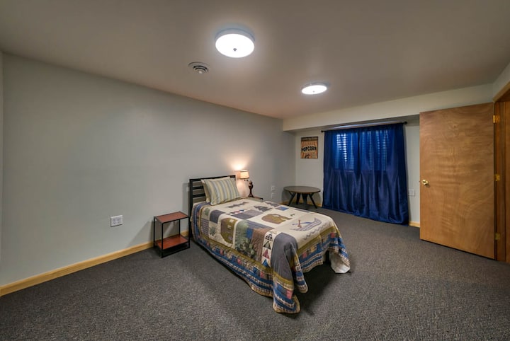 樓下臥室配有雙人牀（提供額外的雙人牀）