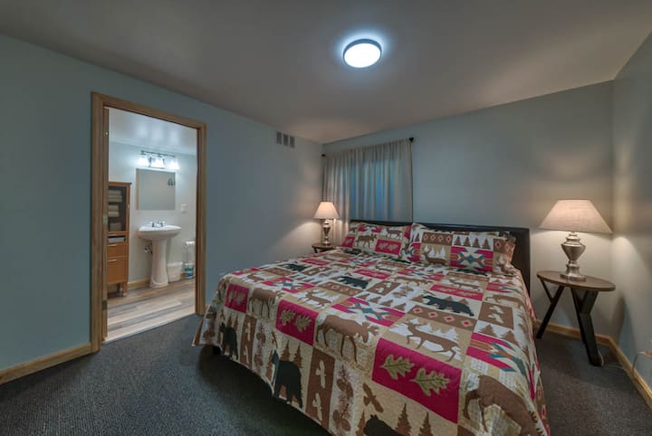 樓下加大雙人牀臥室