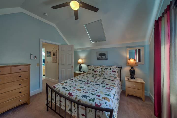 樓上兩間臥室之一，配有女王牀和天窗。 