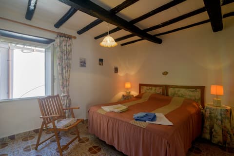 Warm & Cozy ★ 3 bedroom Cottage ★ WiFi ★ Fireplace