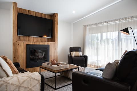 Luxury 2 bedroom house walk distance to town