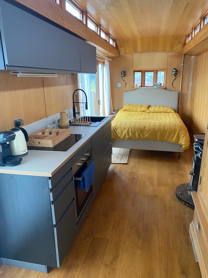 Кујната е модерен самоодржлив објект со рерна, котлони, фрижидер и мијалник со топла проточна вода и простории за правење пијалаци.