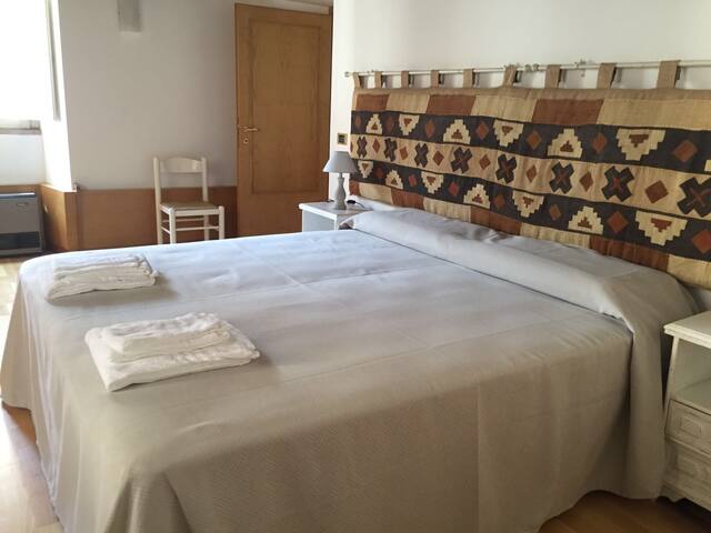 Spacious apartment in the heart of Rome gallery image 2