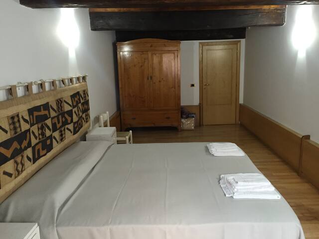 Spacious apartment in the heart of Rome gallery image 3