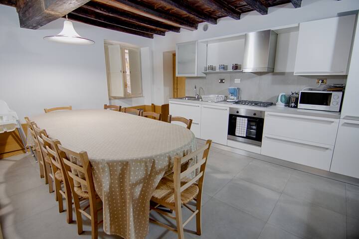 Spacious apartment in the heart of Rome gallery image 5