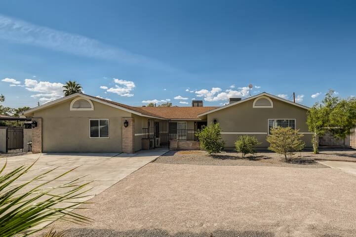 New Renovated Villa *Pool* Near Strip*Convention gallery image 3