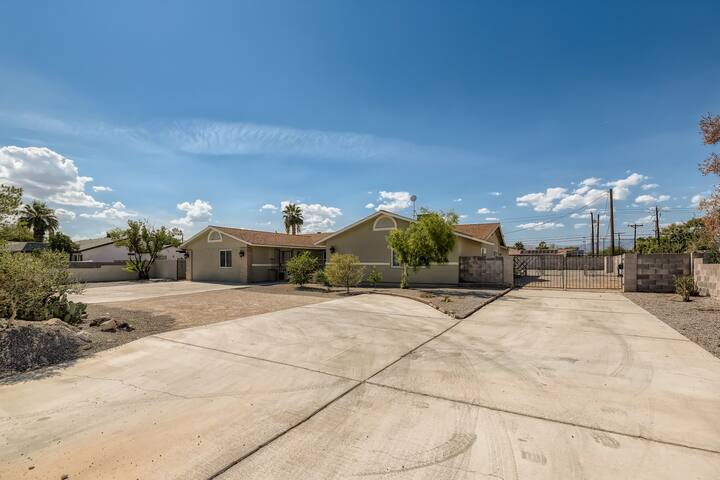 New Renovated Villa *Pool* Near Strip*Convention gallery image 4