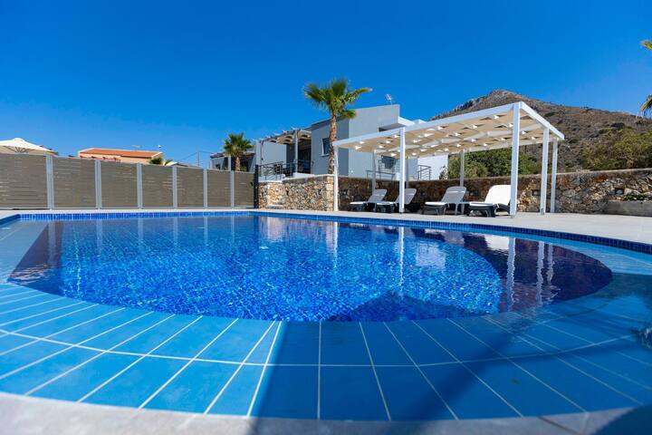 3 Bedroom House with PRIVATE Pool for up to 6 ! gallery image 2