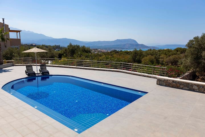 3 Bedroom House with PRIVATE Pool for up to 6 !