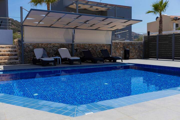 3 Bedroom House with PRIVATE Pool for up to 6 ! gallery image 3