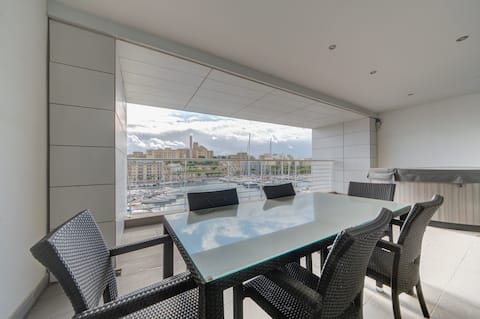 Seafront 2 Bedroom Apartment in Ta'Xbiex