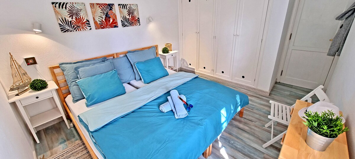 Dormitorio con ventana