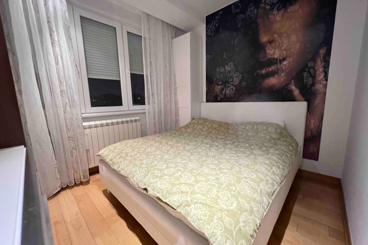 ห้องนอนใหญ่มีเตียงขนาด 160x200 ซม. และห้องน้ำแยกต่างหาก 