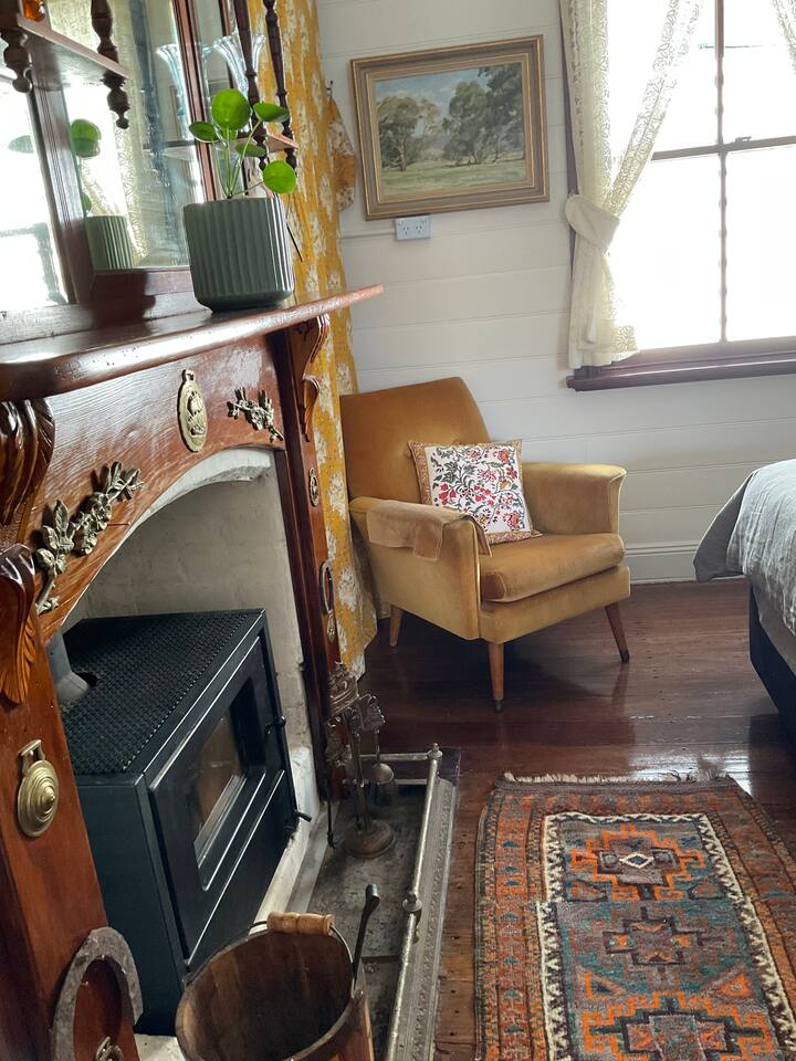 تحتوي غرفة النوم التي تحتوي على سرير كينج أيضًا على مدفأة.
الزينة حول الوشاح هي من أيام الخيول والعربات القديمة.
مثلت شعارات النحاس القديمة ما تم حمله .
تنتشر ثقوب الدبوس الصغيرة على طول حافة الوشاح من جوارب عيد الميلاد من الماضي.
