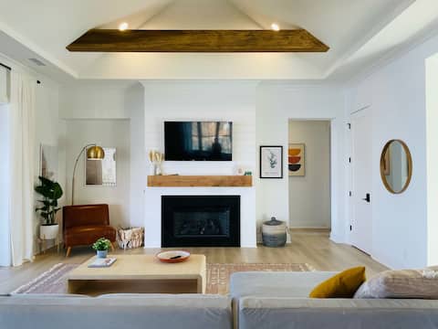 Top Airbnb: Waterfront Home with Indoor-Outdoor Luxury in Lake Norman Of Catawba