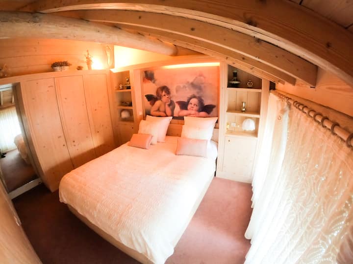 Dormitorio principal, con armario empotrado y una terraza con vistas a las pistas de esquí.