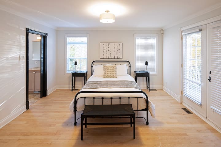 Hlavná spálňa s vlastnou kúpeľňou na prízemí.