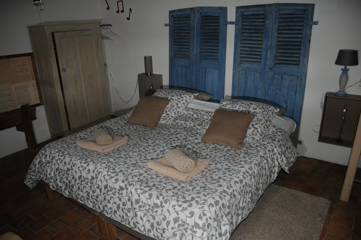 Bračni krevet (180 cm) za udobne i tihe noći