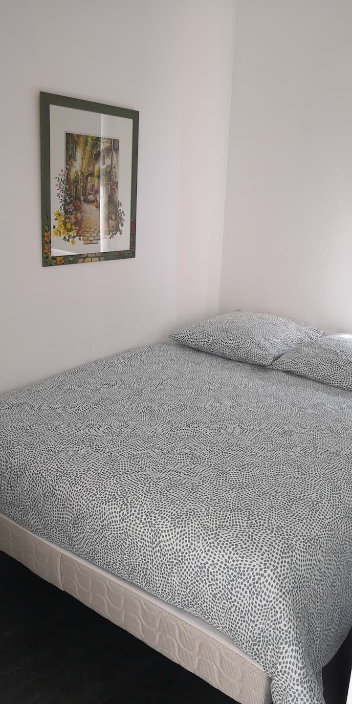 ห้องนอนพร้อมเครื่องนอน 140 เครื่องที่ยอดเยี่ยม