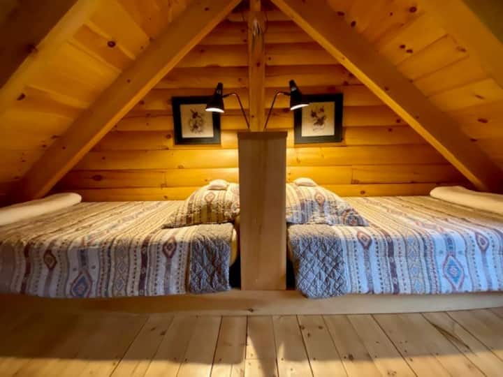 الشقة العلوية بسريرين مزدوجين مدمجين للغاية مع مراتب من رغوة الذاكرة.