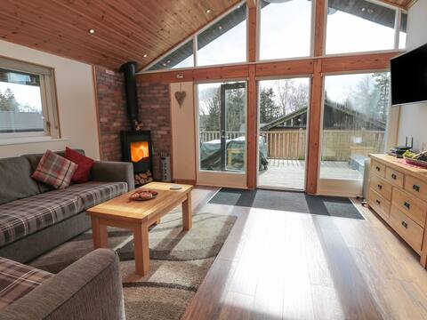 Pine Marten, Luxury Log Cabin,Hot Tub & Log Burner