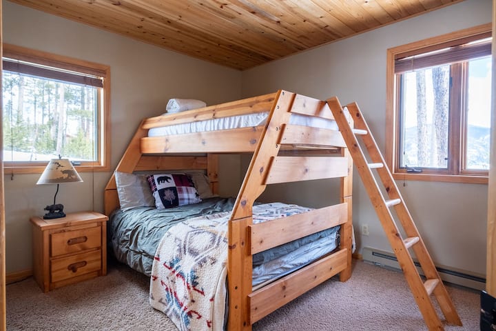 חדר קומותיים, מלא למטה ותאומים למעלה.