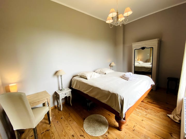 Taupe room full of charm
With its desk, wardrobe and great view of the plain