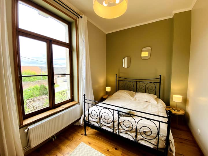 Sage green room, very pleasant and relaxing
With its office