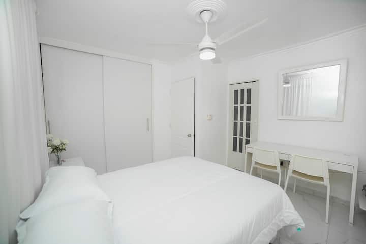 СПАЛНА СОБА 1 / СОБА 1:

Главна спална соба со бања, клима уред и вентилатор.

Главна соба со бања, клима уред и тавански вентилатор.