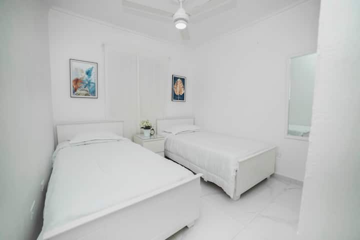 SOBA 3/ SOBA 3

s ormarom, stropnim ventilatorom. NO aire acondicionado.

with closet, ceiling fan. Nema klima-uređaja.