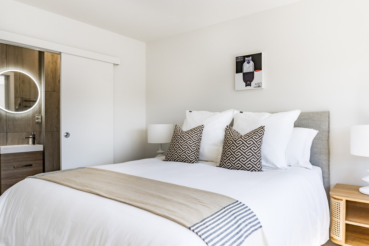 Master slaapkamer: Boven met en suite doucheruimte en kingsize bed