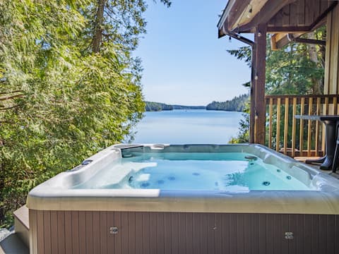 Osprey cabin Ocean front with hot tub, EV charger.