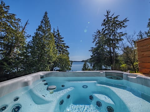 Porthole cabin Ocean front with hot tub EV charger