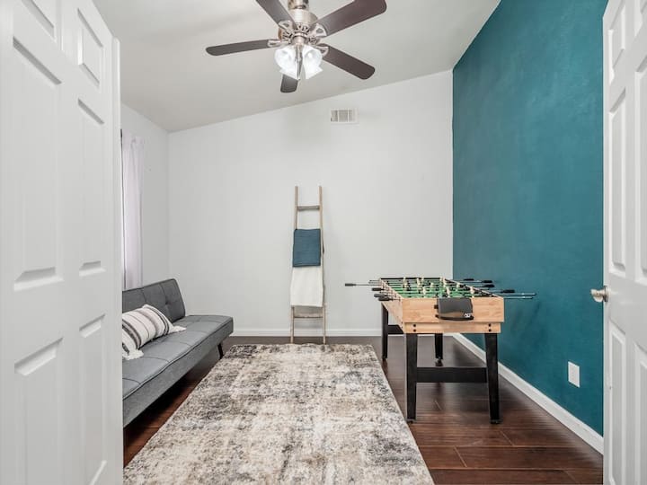 Spacious Home Near Surf Ranch - Lemoore, CA