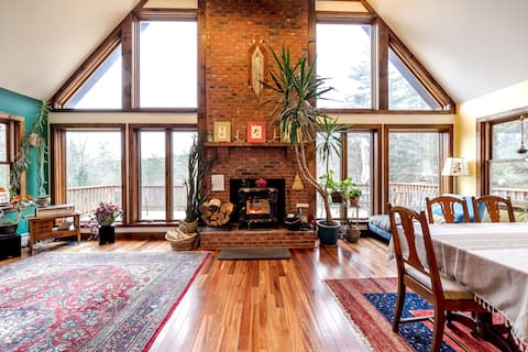 Sunny Chalet Nestled in the Woods of Ashfield