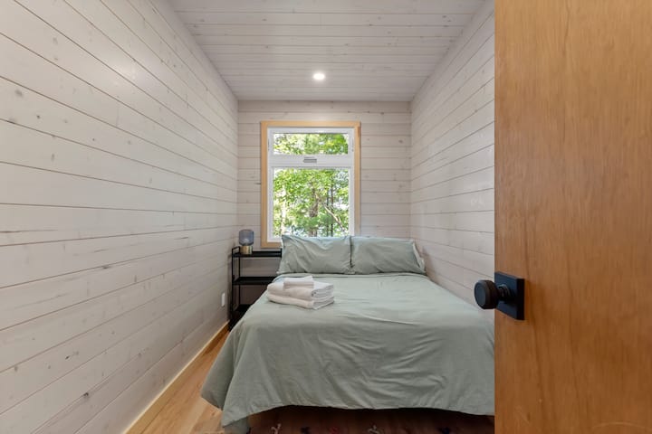 Спалня 2 с изглед към езеро