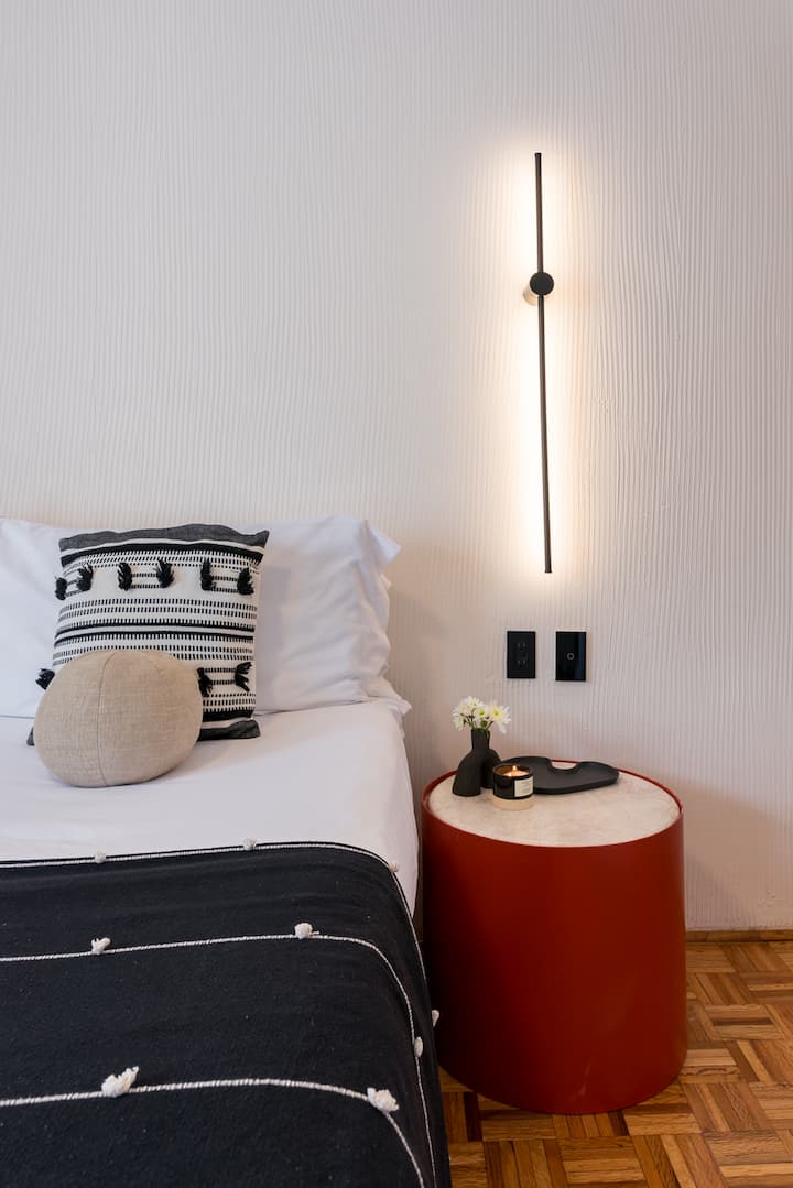 Рай на комфорт и елегантност: потопете се в спокойствието на нашето двойно легло с матрак с хотелско качество и луксозно спално бельо. От щателно проектираните мебели до всеки внимателен детайл предлагаме изключително удобен престой. 